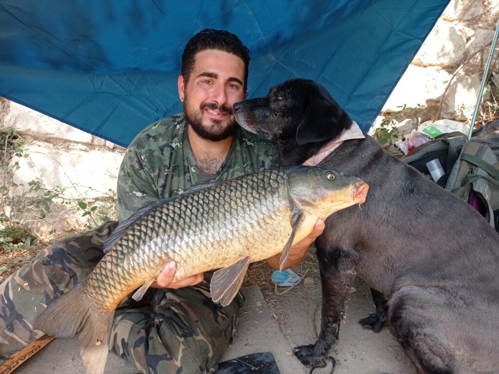 Una jornada de pesca inolvidable: batallas épicas en el río Ebro